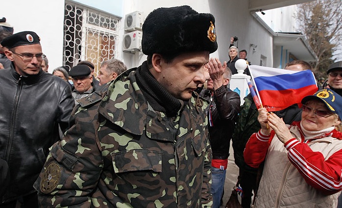 Жители Севастополя взяли штурмом штаб ВМС Украины